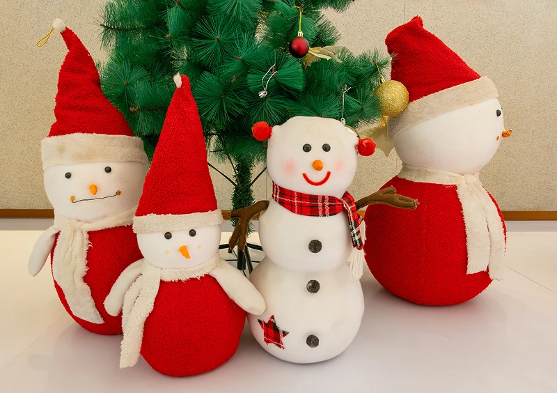 Festive snowmen decorations with Christmas tree.